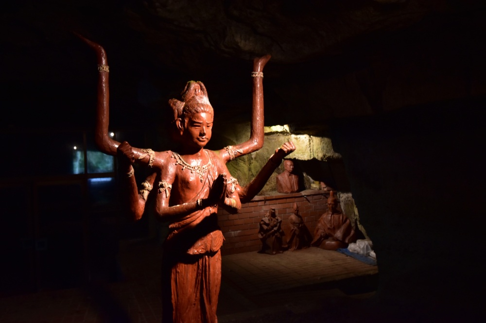 ハニベ巌窟院