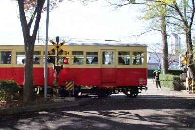 なかよし鉄道には踏切も