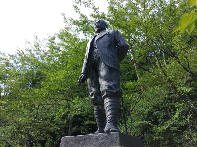 竹内明太郎氏の像