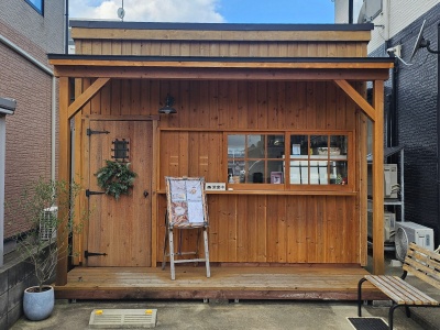 住宅街にあるとは思えない可愛らしい外観