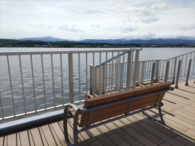 湖畔のベンチから白山が見えます