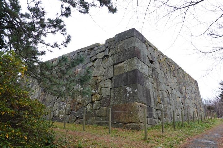 JR小松駅周辺で小松の石文化を発見