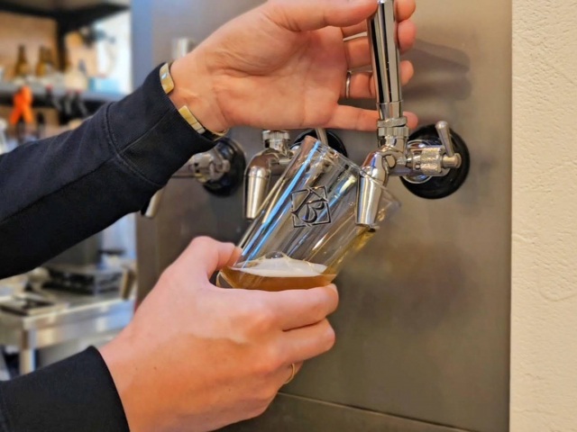 タップから丁寧に注がれるビール