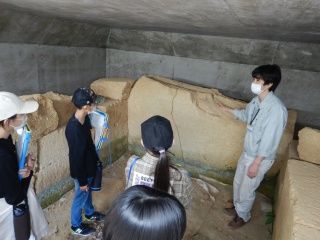 12号墳石室内見学