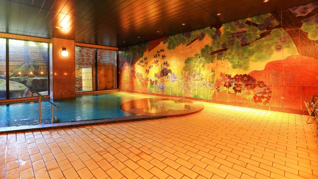 天然温泉と二代目浅蔵五十吉氏が描いた九谷焼大陶壁の大浴場