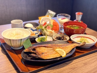 【朝食】地元鮮魚店から仕入れた焼き魚朝定食