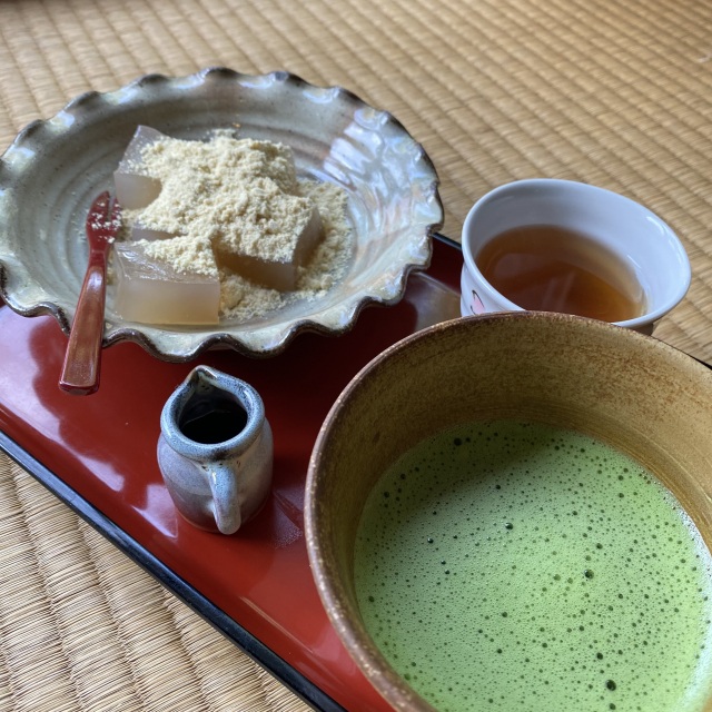 人気のわらび餅とお抹茶