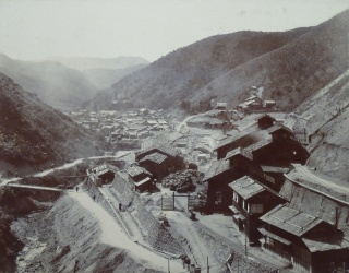 尾小屋鉱山製錬場付近(明治42年頃)