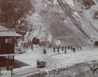 尾小屋鉱山本山坑口付近(明治42年頃)