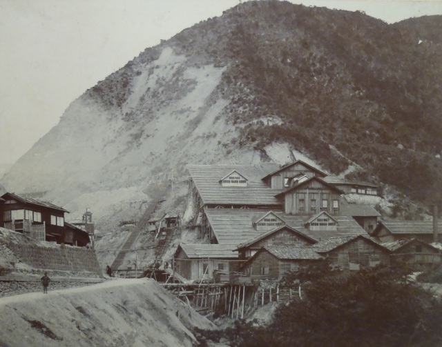 尾小屋鉱山選鉱場外部之景(明治42年頃)