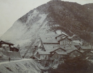 尾小屋鉱山選鉱場外部之景(明治42年頃)