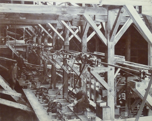 尾小屋鉱山選鉱場内部之景(明治42年頃)