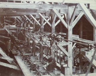 尾小屋鉱山選鉱場内部之景(明治42年頃)